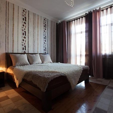 Apartments On Mustafa Ozturk Almatî Exterior foto